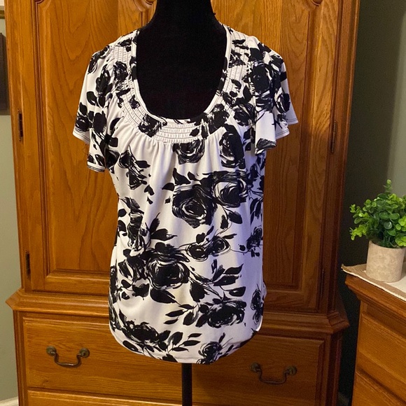 Designers Originals Tops - Ladies Blouse, Black & White, short sleeve, floral stretchy EUC Petite Large